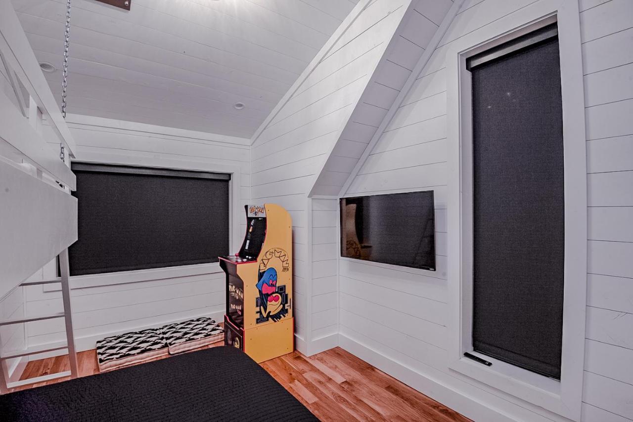 "The Barndo" 4Br Luxury Cabin, Hot Tub, Fire Pit, Bunks, Arcades, Playhouse! Broken Bow Exterior photo